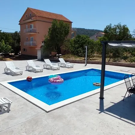 Family Friendly With A Swimming Pool Vinisce, Trogir - 12676 Apartamento