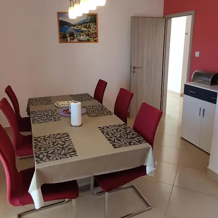 Family Friendly With A Swimming Pool Vinisce, Trogir - 12676 Apartamento Vinišće