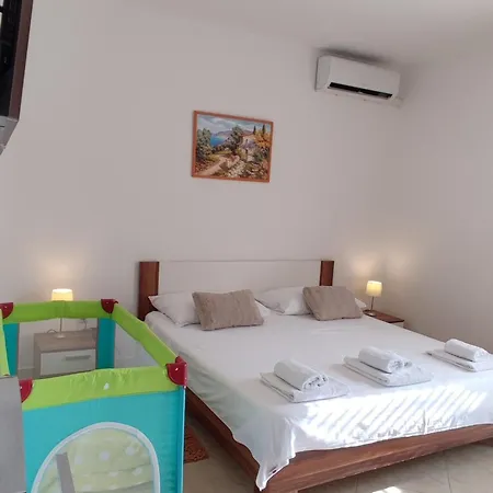 Family Friendly With A Swimming Pool Vinisce, Trogir - 12676 Apartamento Vinišće
