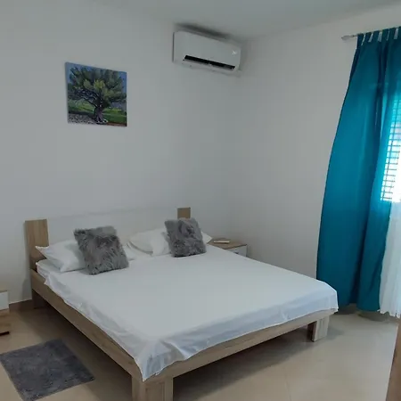 Family Friendly With A Swimming Pool Vinisce, Trogir - 12676 Apartamento Vinišće