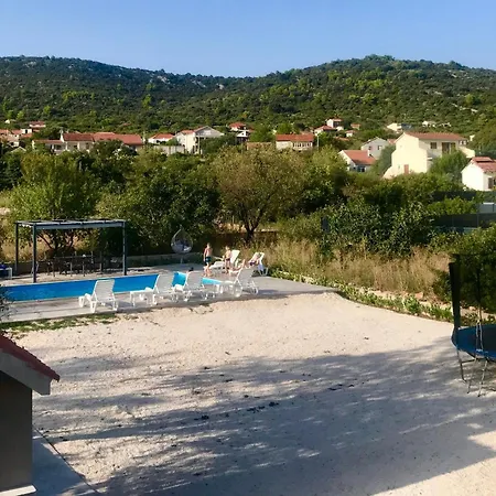 Family Friendly With A Swimming Pool Vinisce, Trogir - 12676 Apartamento Vinišće