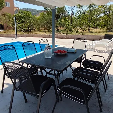 Family Friendly With A Swimming Pool Vinisce, Trogir - 12676 Apartamento