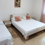 Apartamento Family-friendly With Swimming Pool Vinisce, Trogir - 12676 *