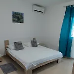 Family-friendly With Swimming Pool Vinisce, Trogir - 12676 Apartamento Vinišće
